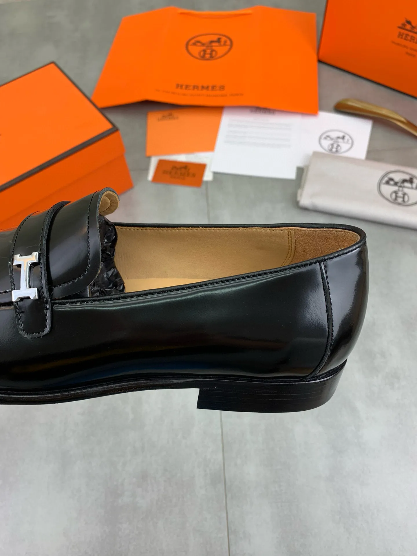 Factory price P960 💰Top version 💎💎💎 Original leather outsole Brand: Hermès (Hermès) Standard code: Men's size 39-44 (38, 45 can be customized) Grade: Same as the official website Original quality materials: Original soft calfskin Water-dyed cowhide lining Original Italian leather outsole Style categories: Men's fashion Formal casual leather shoes Slip-on men's shoes series Young fashion European and American trends, British style, colors: multiple options, counter packaging